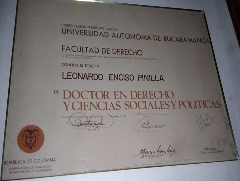 La imagen tiene un atributo ALT vacío; su nombre de archivo es LEP-diploma-de-abogado.png