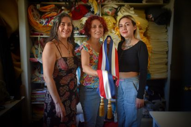 Chile. La banda presidencial un trabajo “revolucionario” de 16 costureras chilenas, para el  PRESIDENTE MÁS JOVEN DEL MUNDO